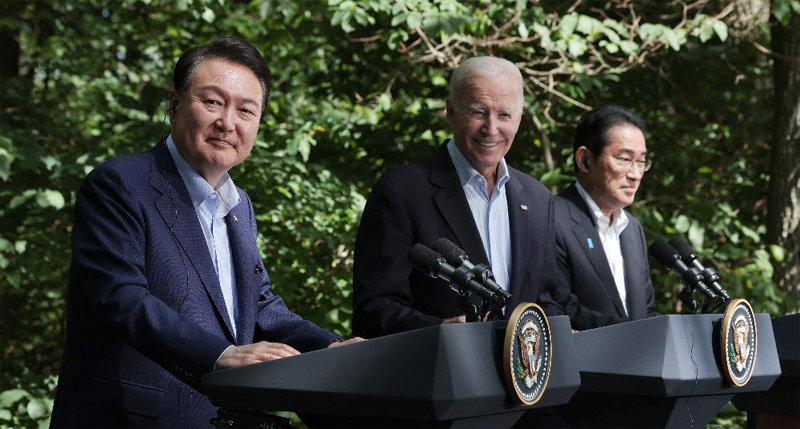 President Yoon Seok-yeol, U.S. President Joe Biden, and Japanese Prime Minister Fumio Kishida (from left) are holding a press conference after the trilateral summit at Camp David, Maryland, U.S., on August 18 (local time). AP Newsis